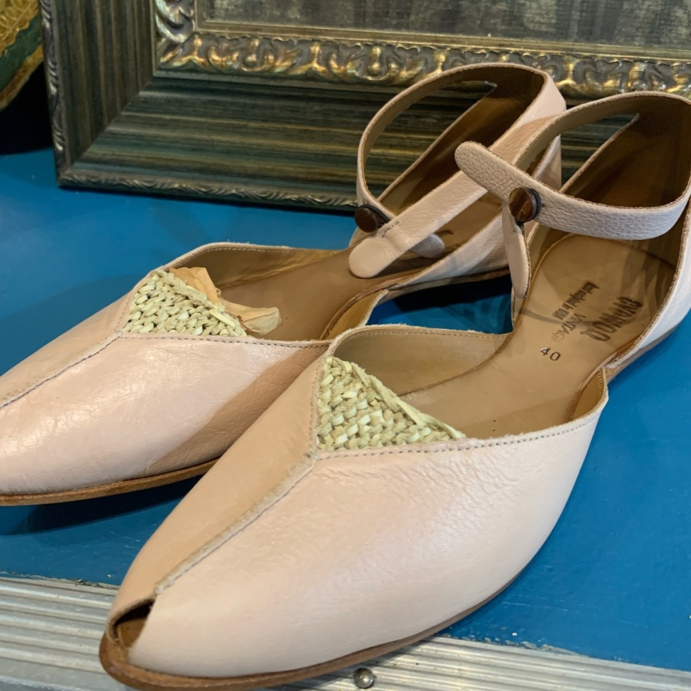 Cydwoq Flats with Ankle Strap and Pointed Toe